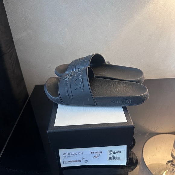 Gucci Black Sandals with Textured Strap - Picture 1 of 2